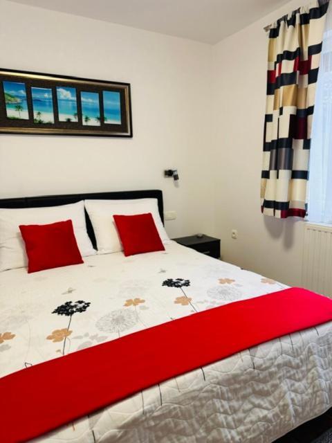 Apartments Paradise Licko Petrovo Selo Экстерьер фото