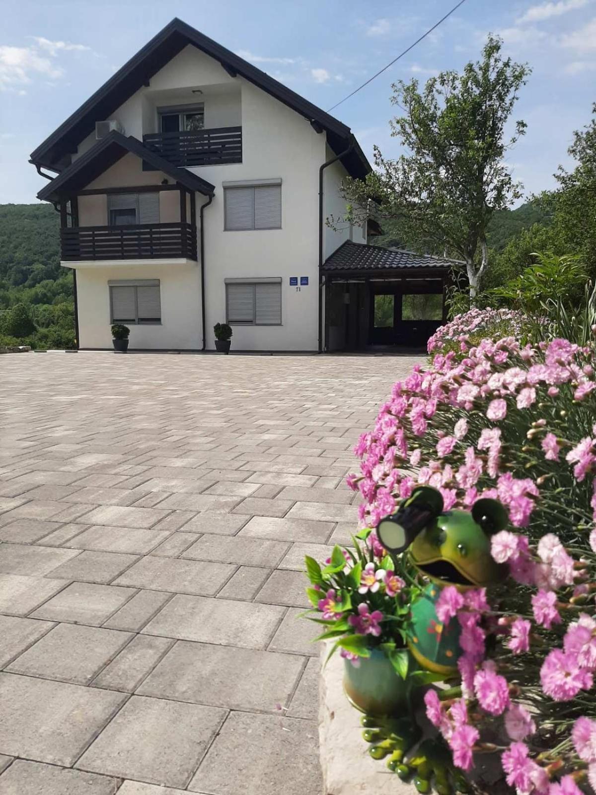 Apartments Paradise Licko Petrovo Selo Экстерьер фото